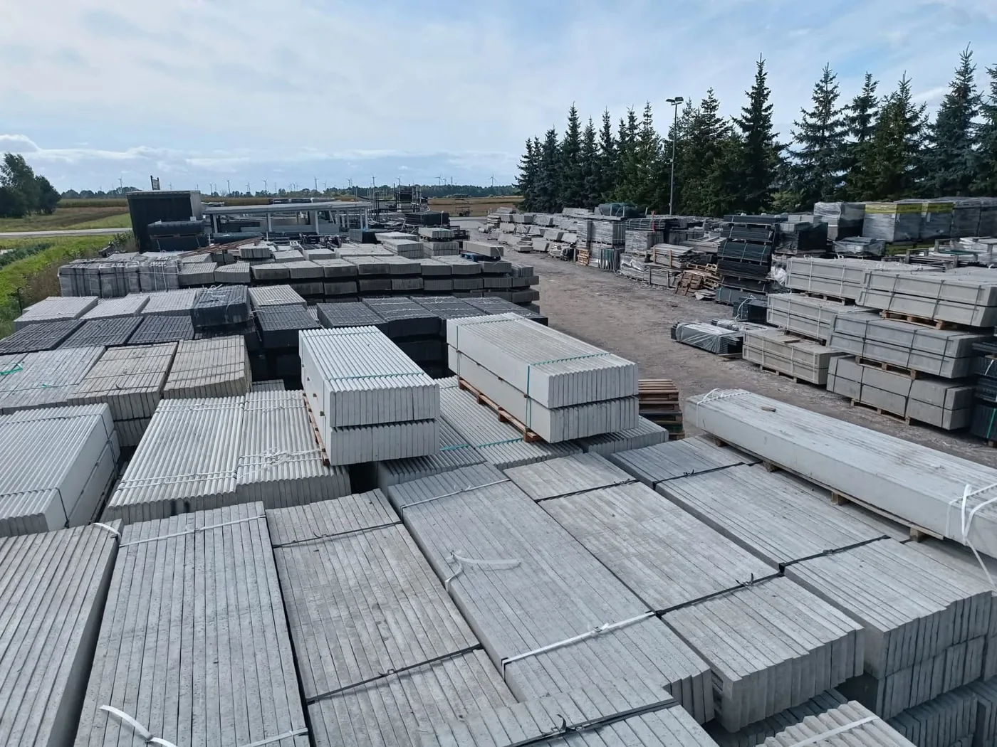 Plac podmurówek betonowych - Manik Ogrodzenia